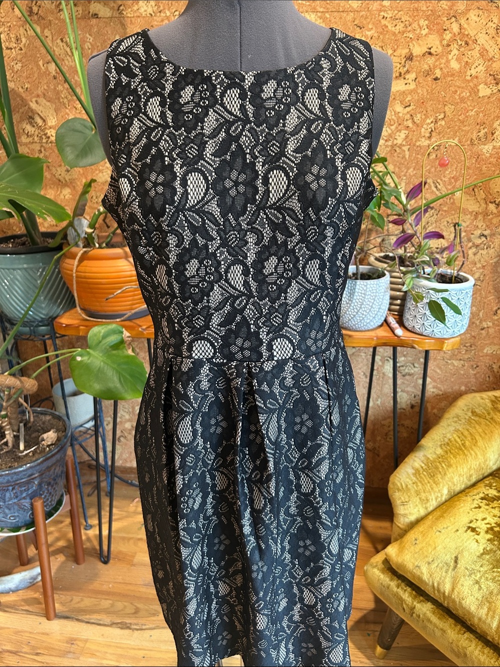 Classic & Comfy Black Lace Sleeveless MIDI Dress